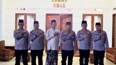 Kapolri Sambangi Kediaman UAS di Kampar, Disambut Hangat hingga Larut Malam